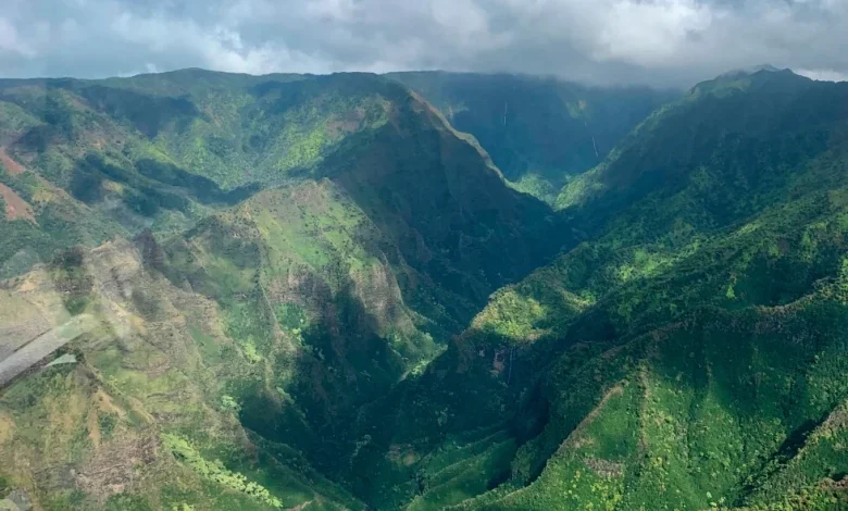 3 killed in helicopter crash on Kauai's Na Pali Coast
