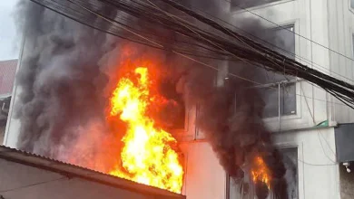 7 người thoát nạn từ căn nhà 6 tầng cháy ngùn ngụt, người đàn ông phá mái tôn cứu người