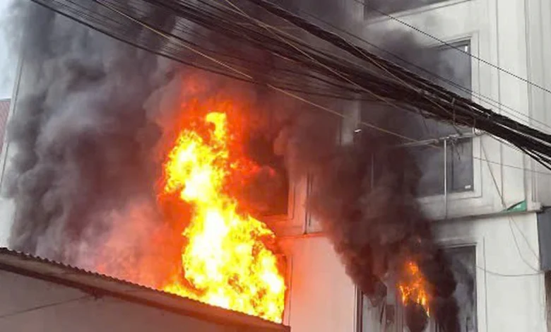 7 người thoát nạn từ căn nhà 6 tầng cháy ngùn ngụt, người đàn ông phá mái tôn cứu người