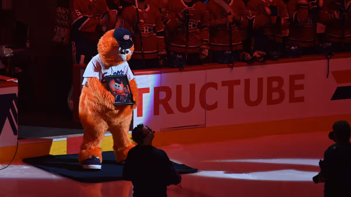 À VOIR: touchant hommage rendu à Rodger Brulotte avec Youppi! au Centre Bell