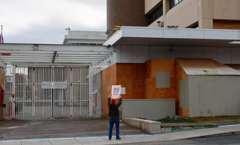 After months of teargassing outside Portland ICE building, protesters take feds to court - Oregon Public Broadcasting - OPB