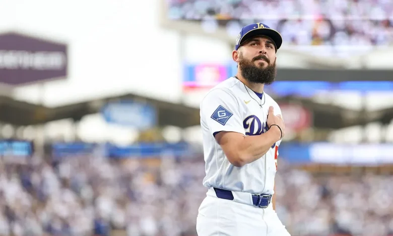 Alex Vesia, Dodgers pitcher who lost infant daughter, gets standing ovation after scoreless return to mound