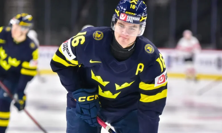 Blackhawks recall prospect Anton Frondell ahead of NHL debut