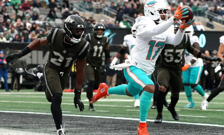 Broncos trading for Miami star WR Jaylen Waddle, sources say