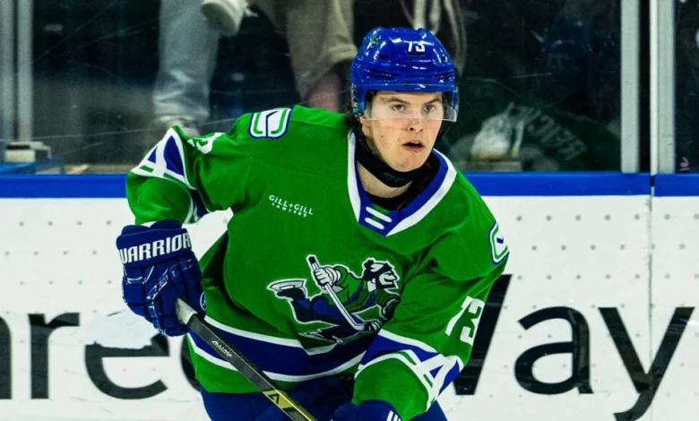 Bruins acquire forward Reichel