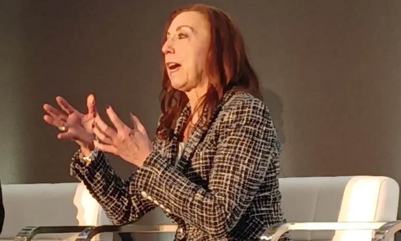 Chrysler CEO Feuell leaves company as Dodge chief takes over post