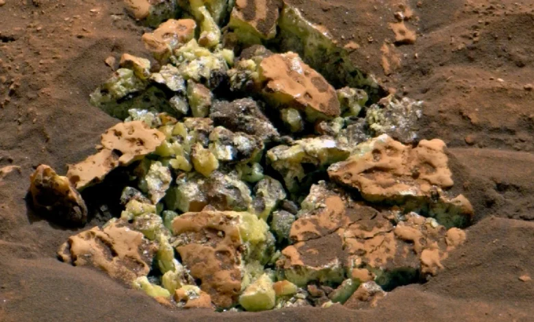Curiosity Cracked Open a Rock on Mars And Revealed a Huge Surprise