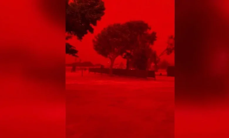 Cyclone Narelle : les images du ciel devenu rouge vif en Australie
