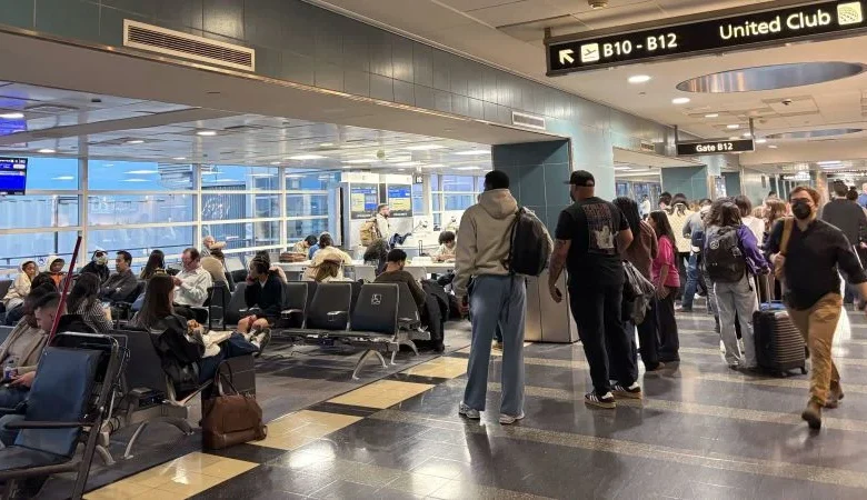 DC airports: Passengers face long delays after equipment malfunction at air traffic control center