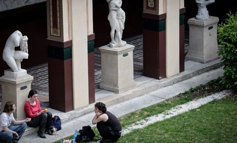 Des modèles "nus" des Beaux-Arts à Paris portent plainte contre une élève artiste accusée de les avoir pris en photo à leur insu