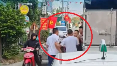 Đỗ xe giữa đường còn đánh người