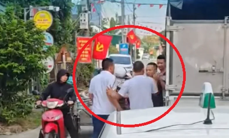 Đỗ xe giữa đường còn đánh người