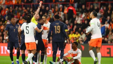 Ecuador maakt uit strafschop gelijk tegen Oranje • Nederland met tien man, rood Dumfries