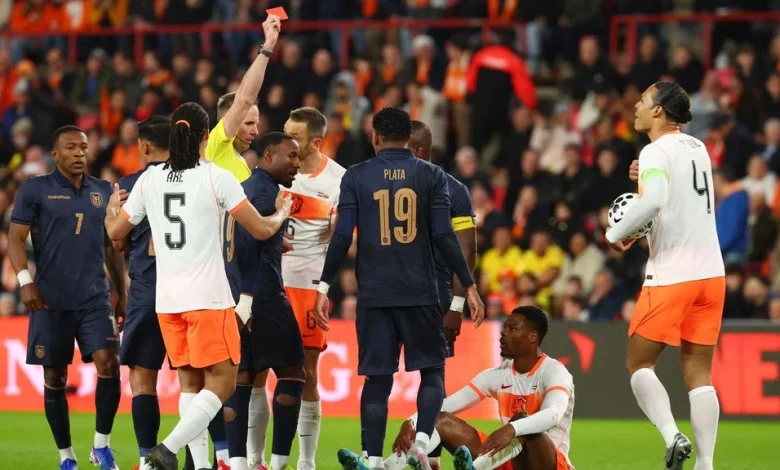 Ecuador maakt uit strafschop gelijk tegen Oranje • Nederland met tien man, rood Dumfries