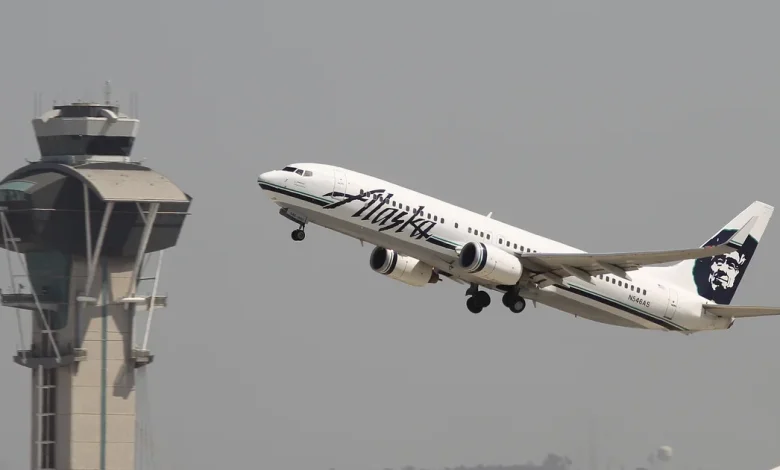 FAA halts flights in DC region due to strong smell at Potomac air traffic controller