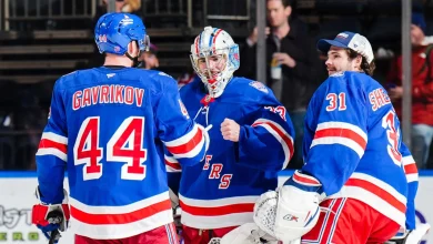 Garand gets 1st NHL win, Rangers cruise past Blackhawks