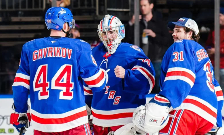 Garand gets 1st NHL win, Rangers cruise past Blackhawks