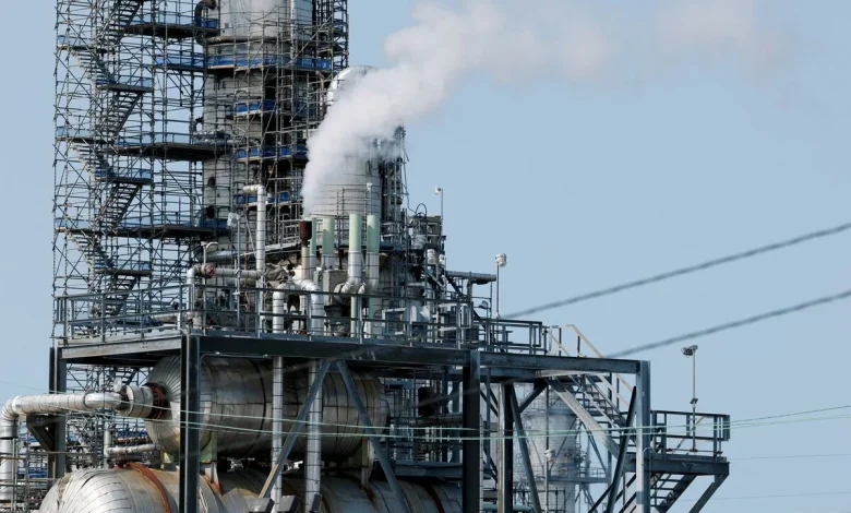 Global Stocks Face Volatility as Iran Conflict Drives Shift to Energy, Defense