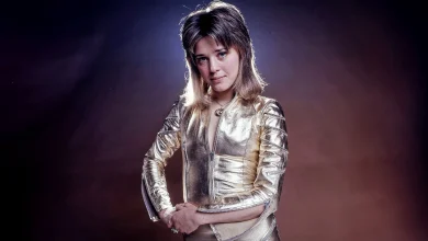 “His first words were, ‘Ouch!’ and then ‘Good shot!’” Suzi Quatro on the time she almost sent Alice Cooper to the hospital on the Welcome to My Nightmare tour