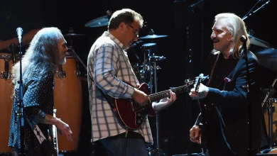 How Vince Gill Dealt With a Heckler When He Sang for an Ill Joe Walsh at an Eagles Show