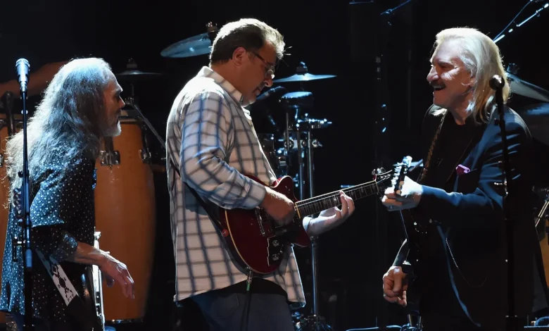 How Vince Gill Dealt With a Heckler When He Sang for an Ill Joe Walsh at an Eagles Show