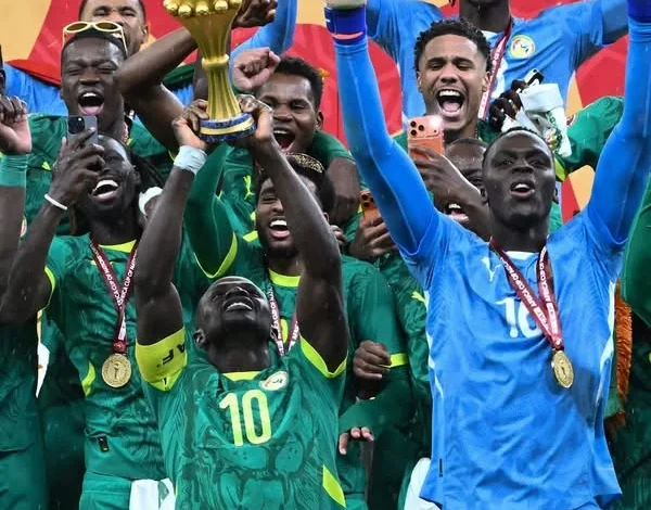 Immense coup de tonnerre dans le football africain, puisque le Sénégal s'est vu retirer sa Coupe d'Afrique. Malgré la défaite en finale (1-2 ap), le Maroc est sacré champion d'Afrique, deux mois plus tard.
