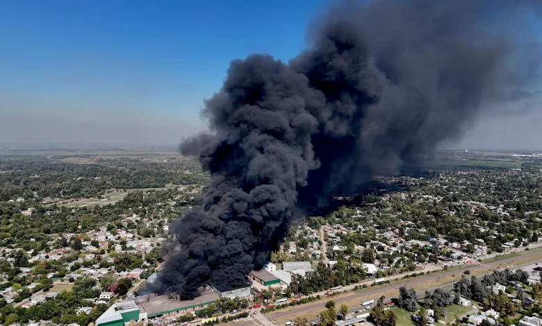 Impactante incendio en un depósito de pinturas en Francisco Álvarez: la columna de humo negro se ve a 30 kilómetros