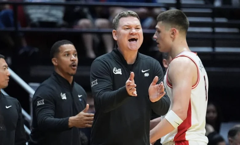 In San Diego, a contrast between NCAA Tournament pressure and cool local vibe