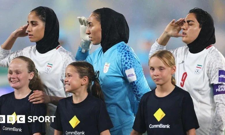 Iran footballers sing and salute to anthem at Asian Cup after prior silence