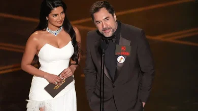 Javier Bardem lleva a los Oscar el logo del ‘No a la guerra’, 23 años después de lucirlo en los Goya: “Son las mismas mentiras”