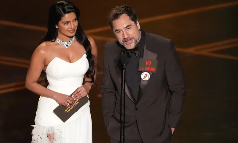 Javier Bardem lleva a los Oscar el logo del ‘No a la guerra’, 23 años después de lucirlo en los Goya: “Son las mismas mentiras”