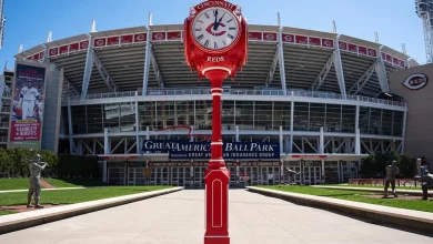 Joey Votto gifts custom clock to Reds, City of Cincinnati