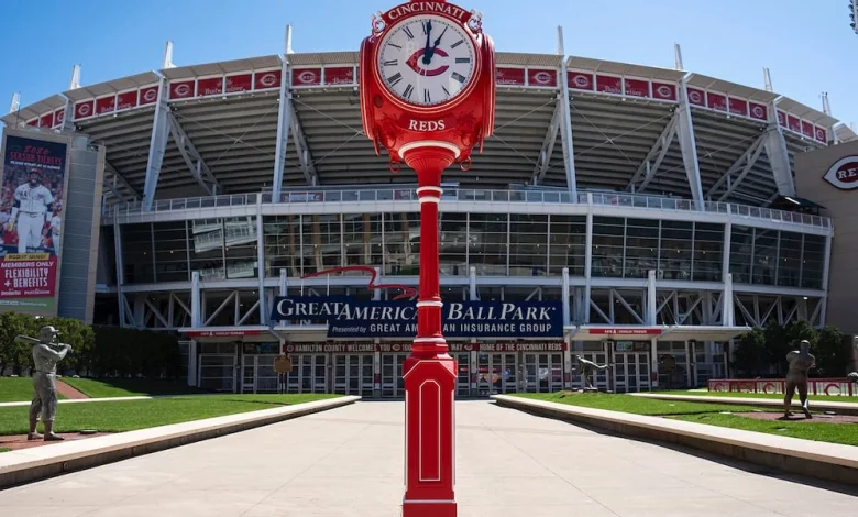 Joey Votto gifts custom clock to Reds, City of Cincinnati