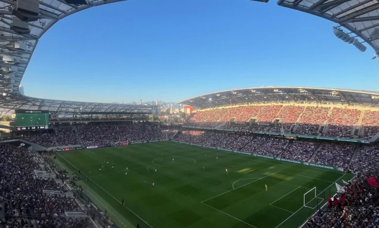 Jóvenes de Chivas derrotan al Atlas ante un lleno en el BMO Stadium