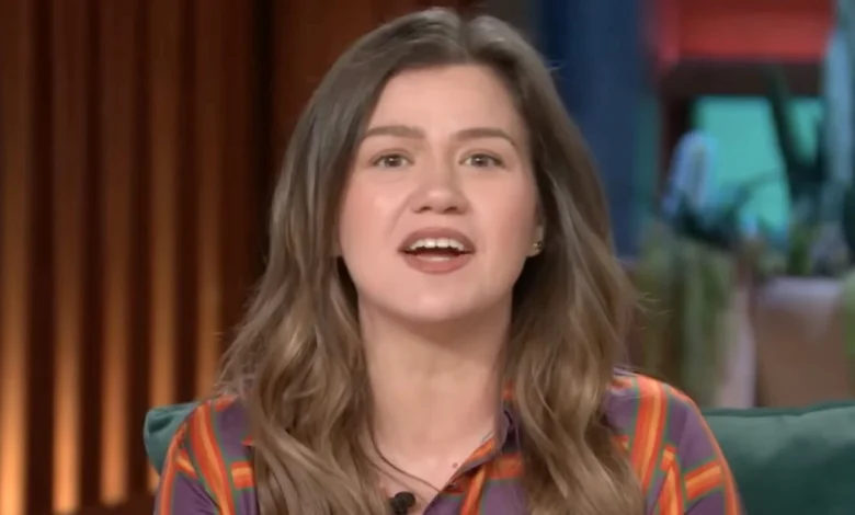 Kelly Clarkson Calls Out 'American Idol' for 'Lying' About Prize for Winning Show