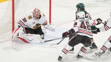 Knight makes 28 saves, Blackhawks hold off Wild