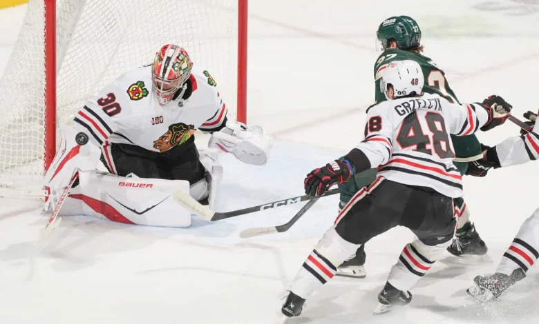 Knight makes 28 saves, Blackhawks hold off Wild