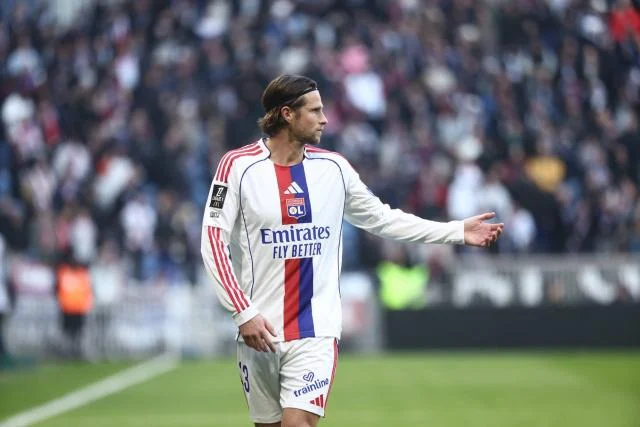 La composition de l'OL contre Le Havre : un dispositif en 5-3-2 avec Descamps, Hateboer et Mangala, Tessmann en défense