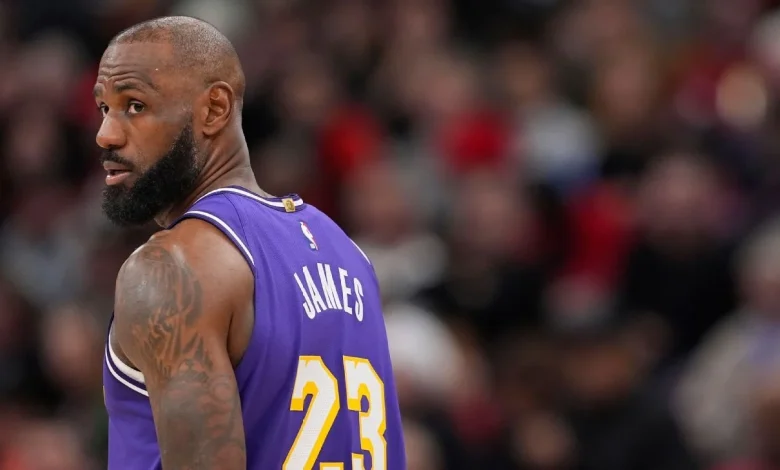 Lakers' LeBron James misses third straight, sits vs. Wolves