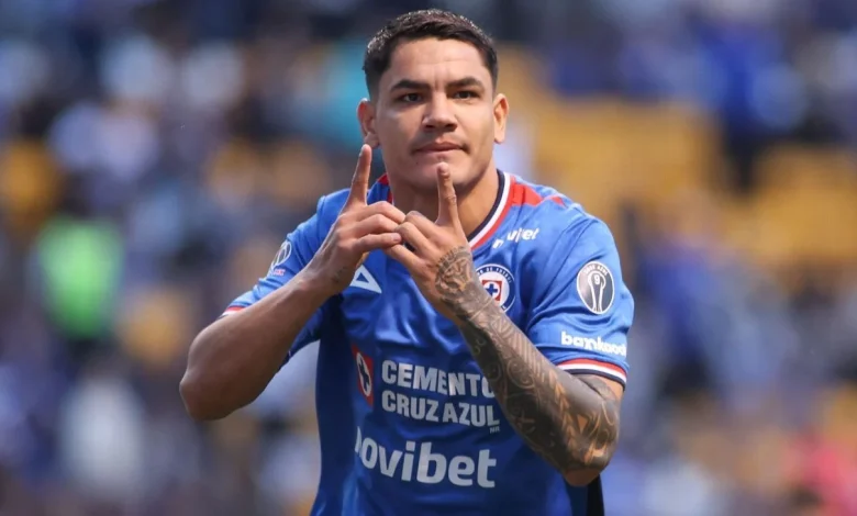 Larcamón ve al 'Toro' Fernández con nivel para el Mundial 2026