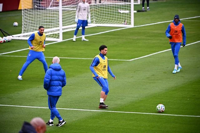 Les Bleus avec Warren Zaïre-Emery d'entrée face à la Colombie
