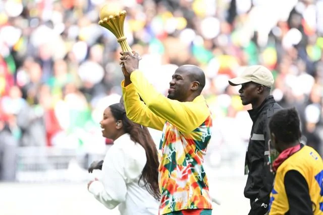 Les Sénégalais défilent avec le trophée de la CAN au Stade de France avant d'affronter le Pérou en amical