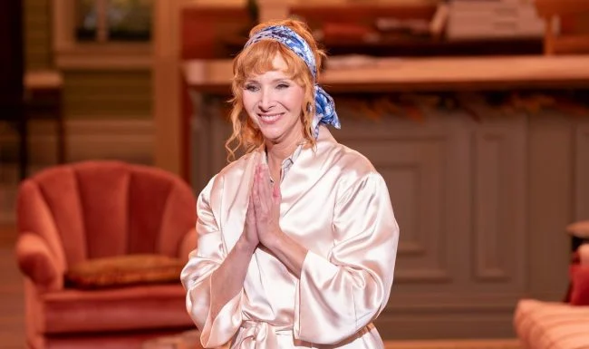 Lisa Kudrow Makes the Best of Our End