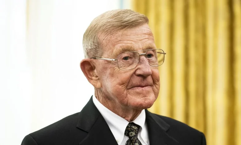 Lou Holtz, coaching legend who led Notre Dame to title, dies