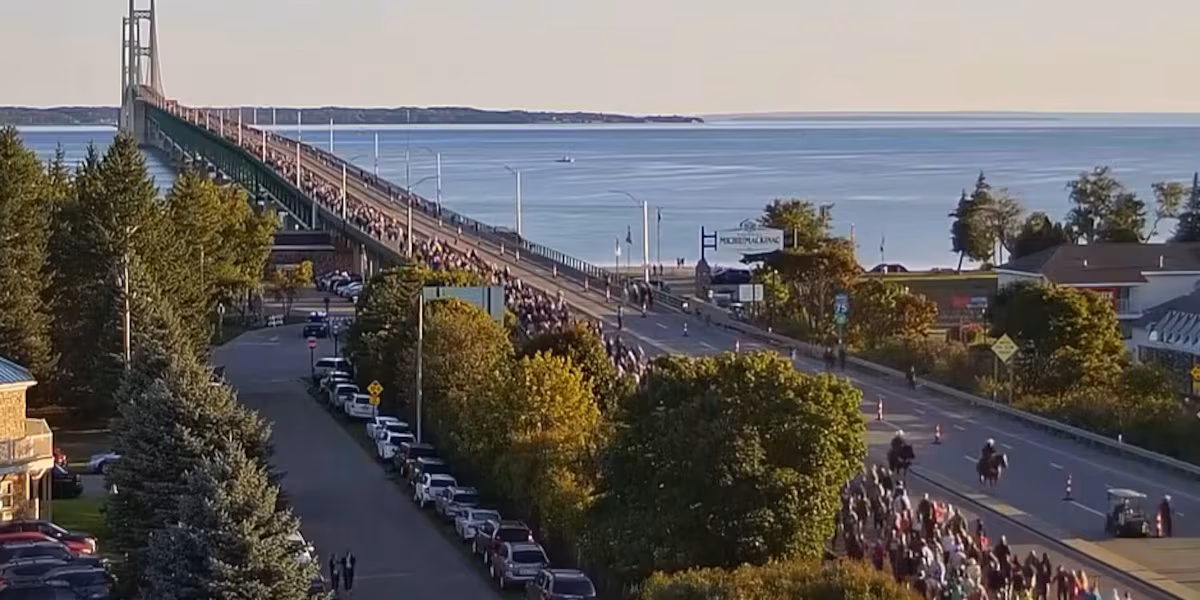 Mackinac Bridge closed to all vehicles