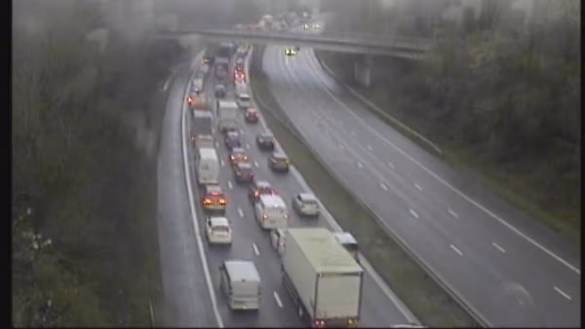 Major motorway fully closed as 'police incident' causes rush hour traffic chaos