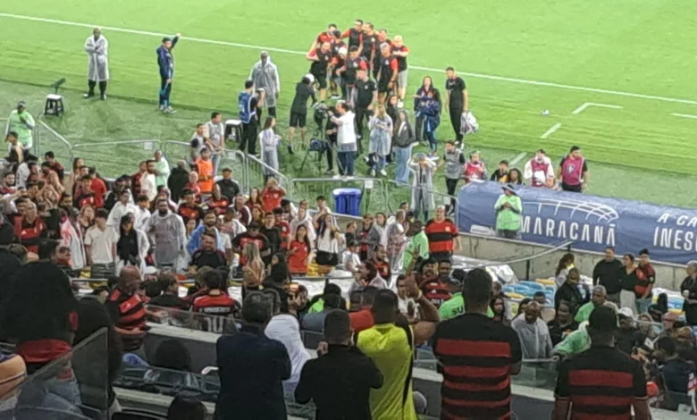 Marcão, pai de Gerson, do Cruzeiro, é hostilizado por torcedores do Flamengo em jogo no Maracanã