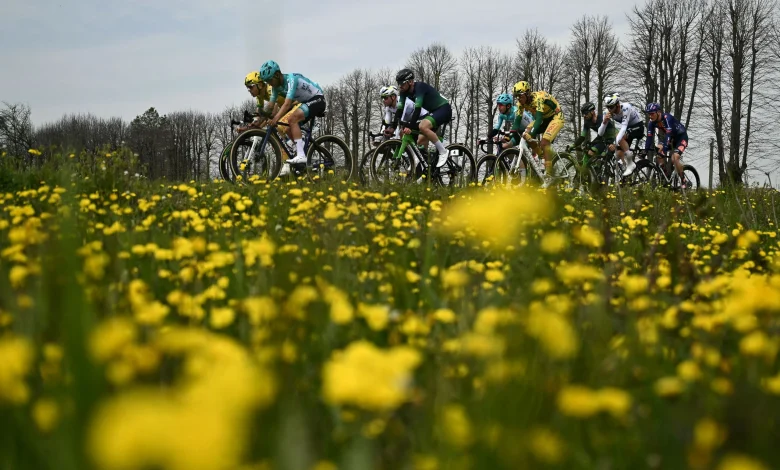 Milan-San Remo Men LIVE - Silvan Dillier keeping the nine man break on a tight leash