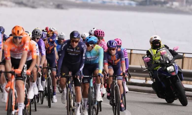Milano Sanremo 2026, la diretta: la corsa entra nel vivo, in sette in fuga ma il vantaggio scende. Caduta di gruppo, Ganna rischia
