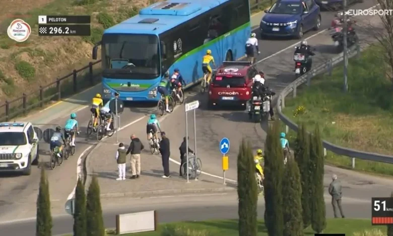 Milano-Sanremo, falsa partenza a Pavia: i fuggitivi sbagliano strada e si ritrovano nel traffico tra auto e pullman